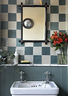 Pared cuadrados de azulejos de zellige azul y blanco